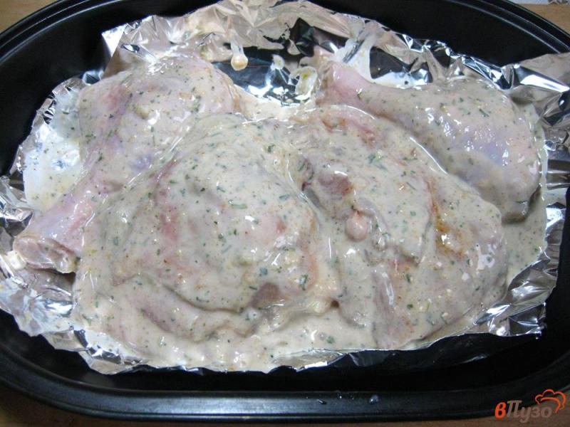 Фото приготовление рецепта: Курица в сметане с картошкой шаг №4