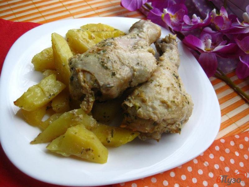 Фото приготовление рецепта: Курица в сметане с картошкой шаг №6