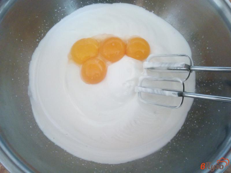 Фото приготовление рецепта: Бисквитный рулет с абрикосовым джемом шаг №3