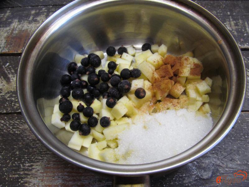 Фото приготовление рецепта: Блинчики под соусом из яблока и черной смородины шаг №8