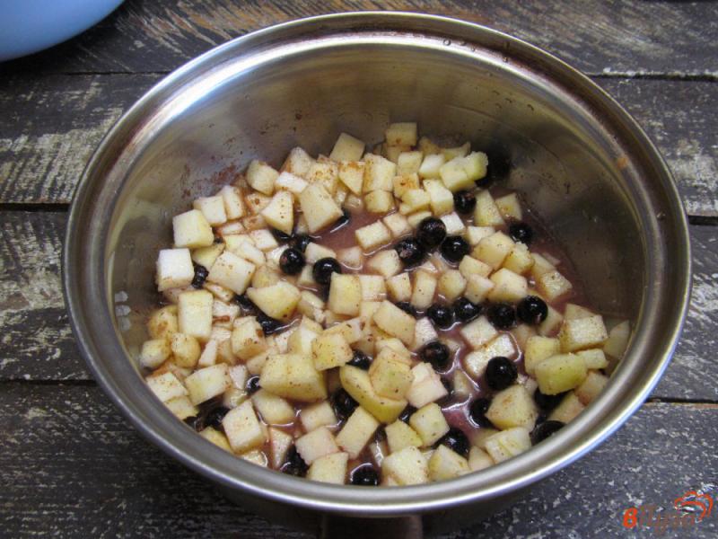 Фото приготовление рецепта: Блинчики под соусом из яблока и черной смородины шаг №9