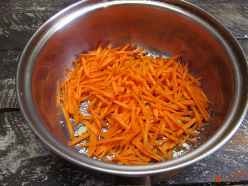 Фото приготовление рецепта: Салат из моркови с брынзой и специями шаг №4