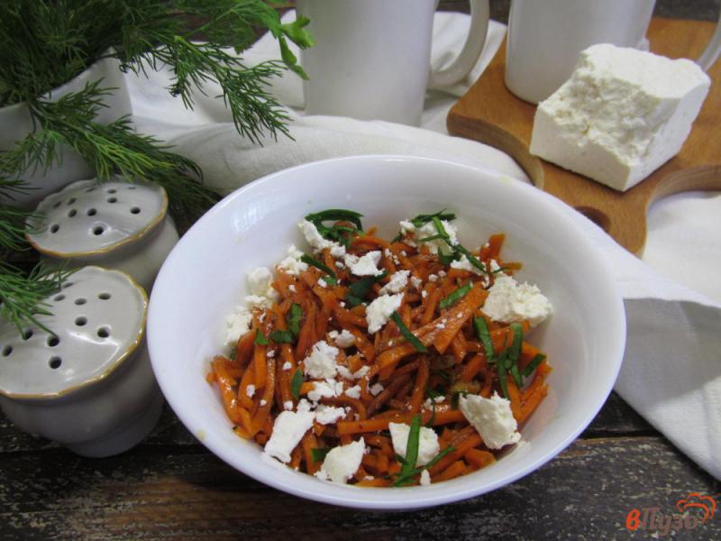 Фото приготовление рецепта: Салат из моркови с брынзой и специями шаг №6