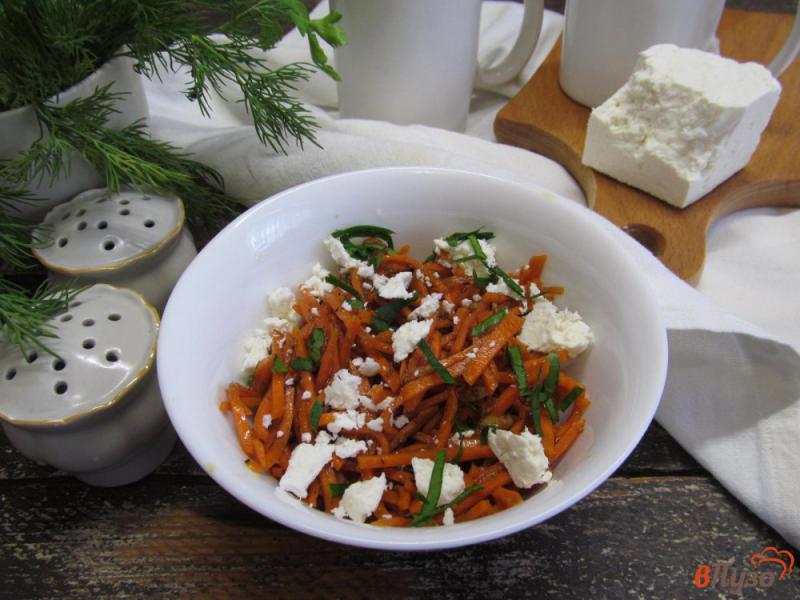 Фото приготовление рецепта: Салат из моркови с брынзой и специями шаг №7