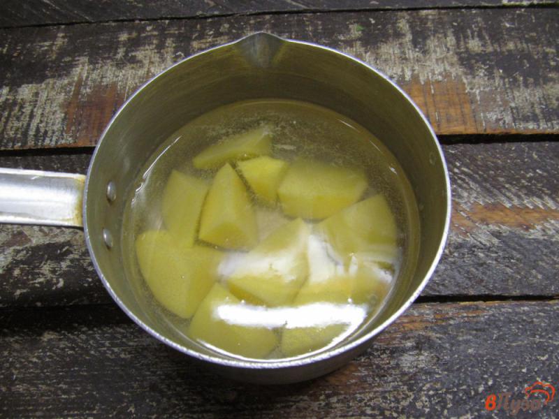 Фото приготовление рецепта: Картофель с беконом и горошком шаг №1