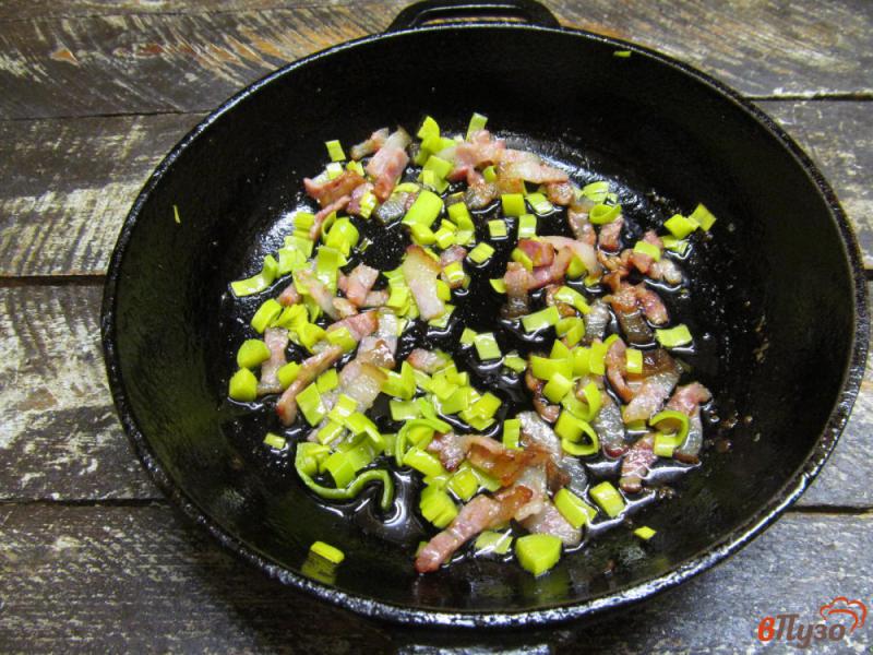 Фото приготовление рецепта: Картофель с беконом и горошком шаг №4