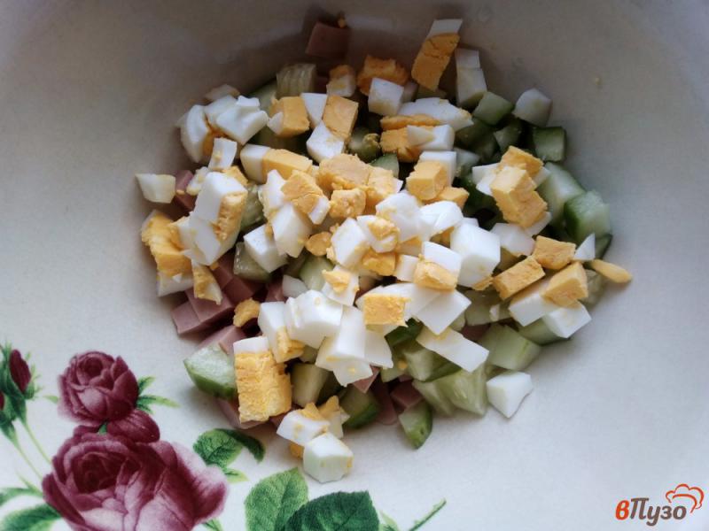 Фото приготовление рецепта: Салат из огурца и колбасы шаг №3