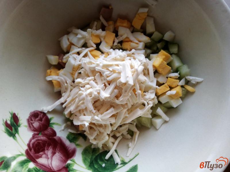 Фото приготовление рецепта: Салат из огурца и колбасы шаг №4