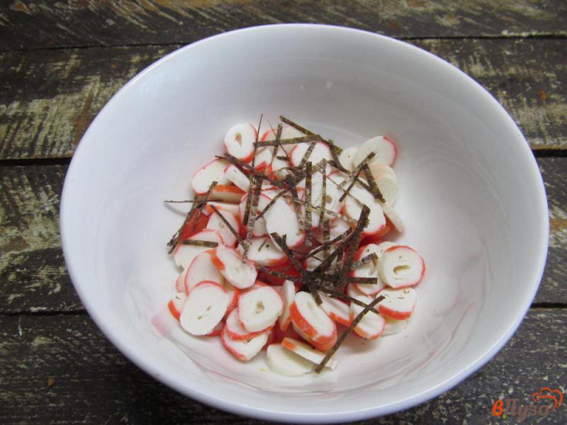 Фото приготовление рецепта: Крабовый салат с пастой орзо и грибами шаг №3