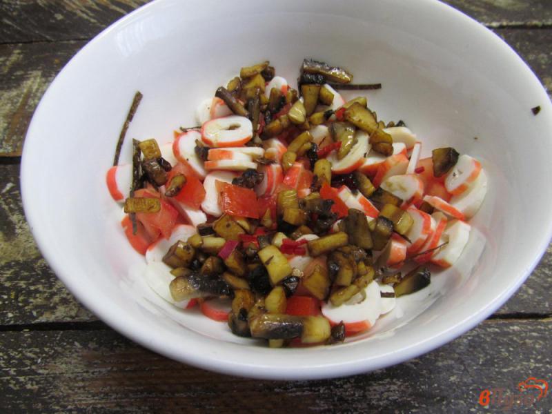 Фото приготовление рецепта: Крабовый салат с пастой орзо и грибами шаг №6