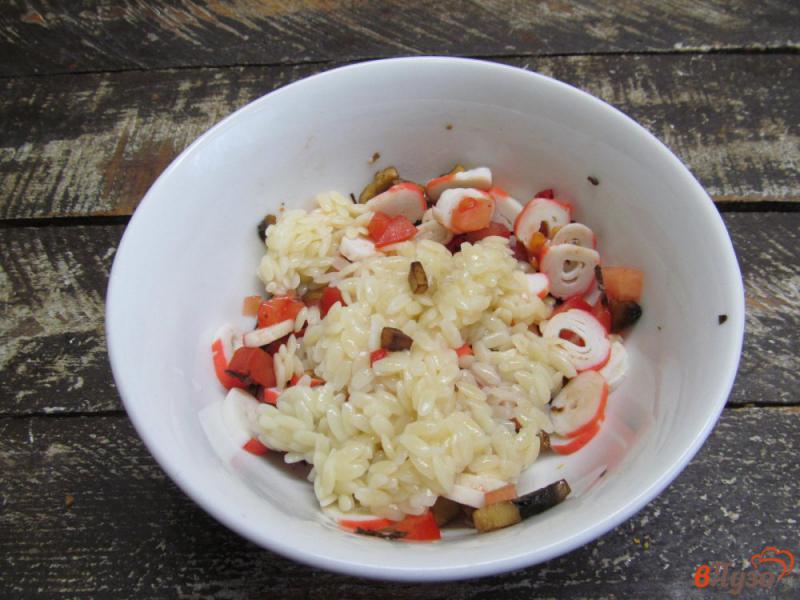 Фото приготовление рецепта: Крабовый салат с пастой орзо и грибами шаг №8