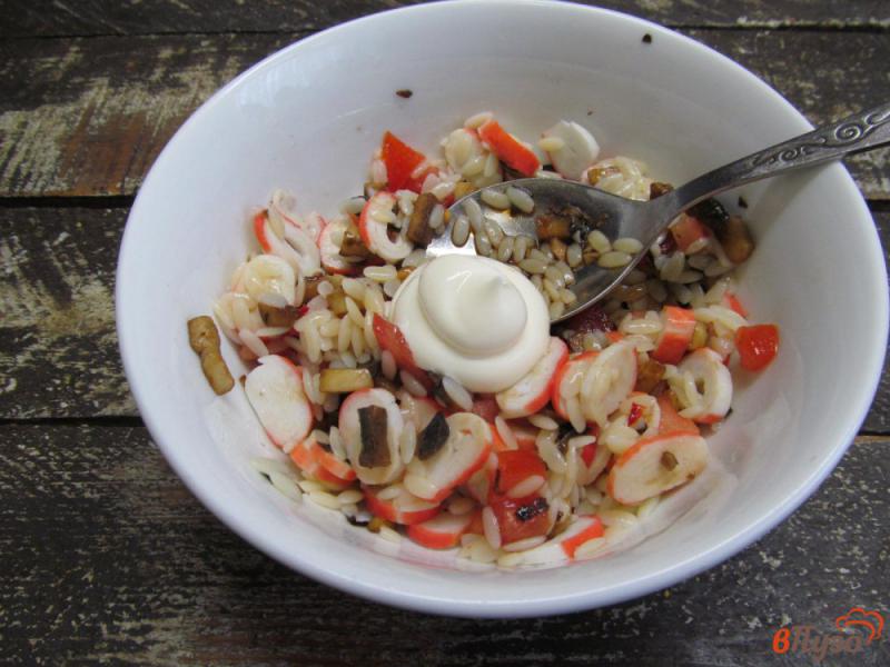 Фото приготовление рецепта: Крабовый салат с пастой орзо и грибами шаг №9