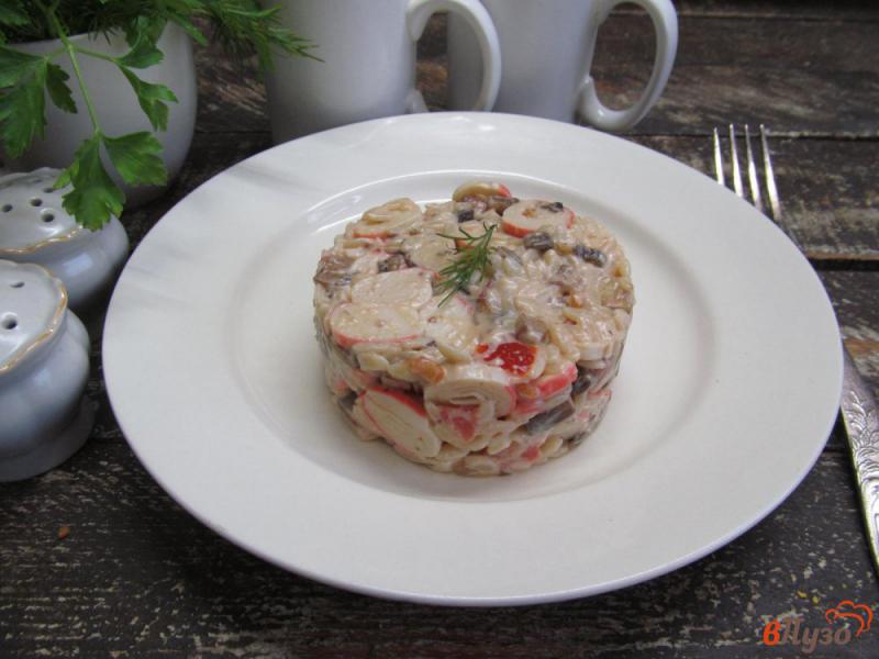 Фото приготовление рецепта: Крабовый салат с пастой орзо и грибами шаг №10