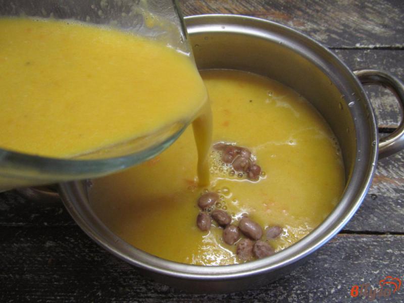 Фото приготовление рецепта: Тыквенный суп пюре с фасолью шаг №9