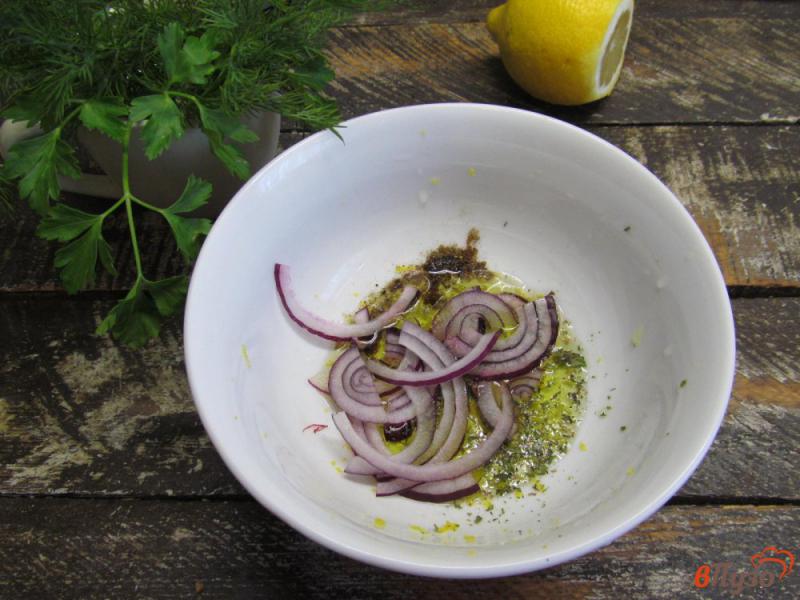 Фото приготовление рецепта: Салат из кус-куса с овощами и моцареллой шаг №3
