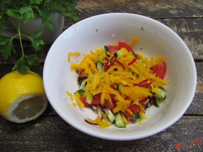 Фото приготовление рецепта: Салат из кус-куса с овощами и моцареллой шаг №6