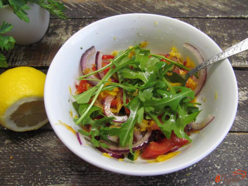 Фото приготовление рецепта: Салат из кус-куса с овощами и моцареллой шаг №7