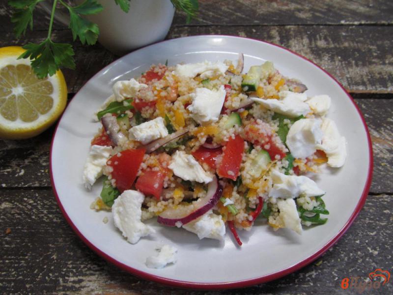 Фото приготовление рецепта: Салат из кус-куса с овощами и моцареллой шаг №9