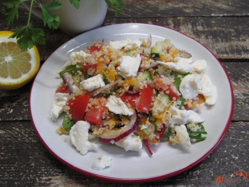 Фото приготовление рецепта: Салат из кус-куса с овощами и моцареллой шаг №10