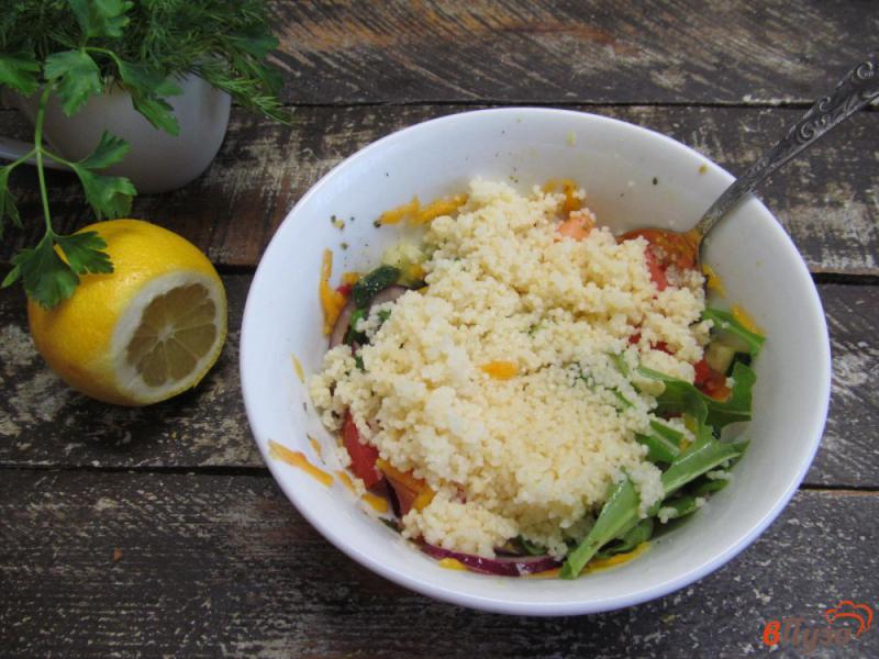 Фото приготовление рецепта: Салат из кус-куса с овощами и моцареллой шаг №8