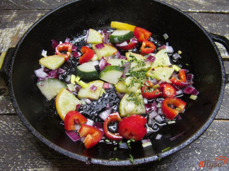 Фото приготовление рецепта: Теплый салат из пасты орзо с каперсами и оливками шаг №2