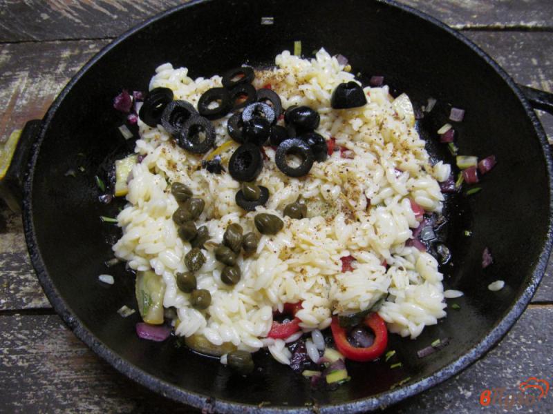 Фото приготовление рецепта: Теплый салат из пасты орзо с каперсами и оливками шаг №3