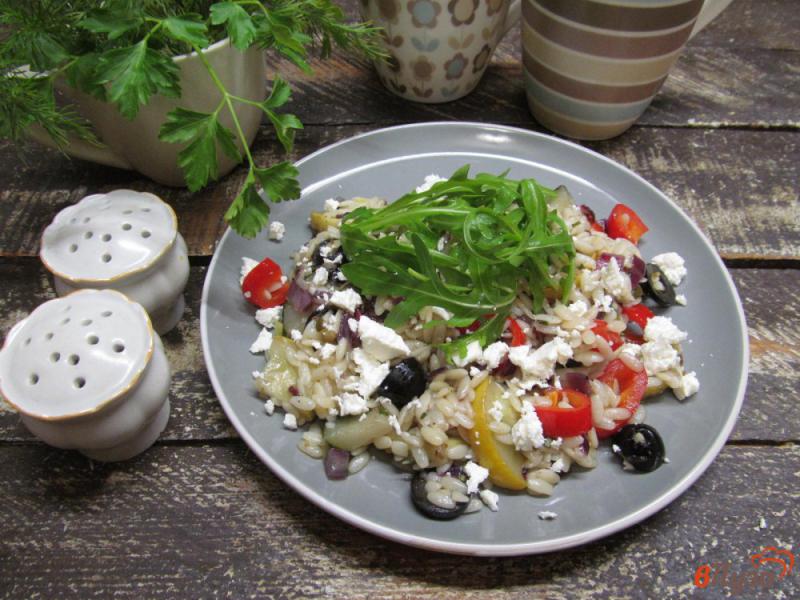 Фото приготовление рецепта: Теплый салат из пасты орзо с каперсами и оливками шаг №5