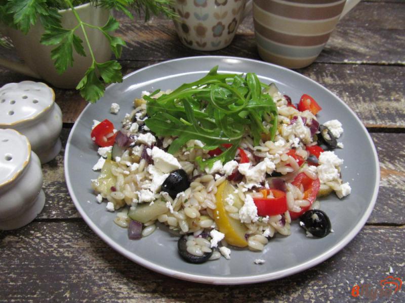 Фото приготовление рецепта: Теплый салат из пасты орзо с каперсами и оливками шаг №4