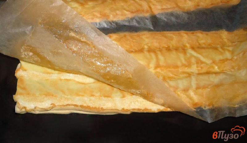 Фото приготовление рецепта: Австрийский десерт «Kardinalschnitten» с брусничным соусом шаг №8
