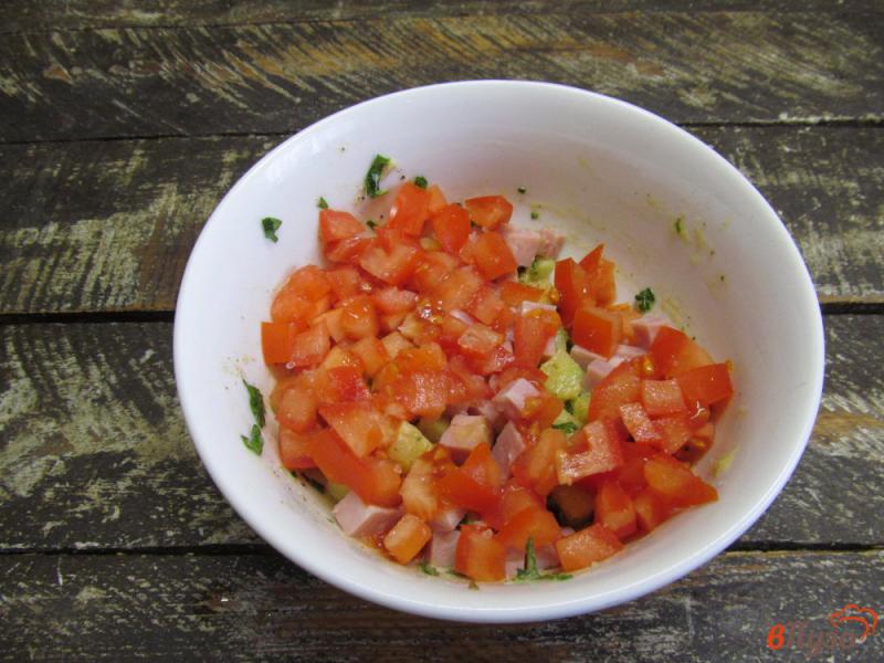 Фото приготовление рецепта: Картофельный салат с ветчиной и помидором шаг №4