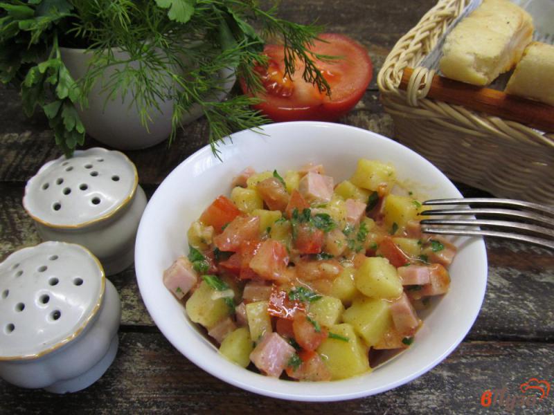 Фото приготовление рецепта: Картофельный салат с ветчиной и помидором шаг №6