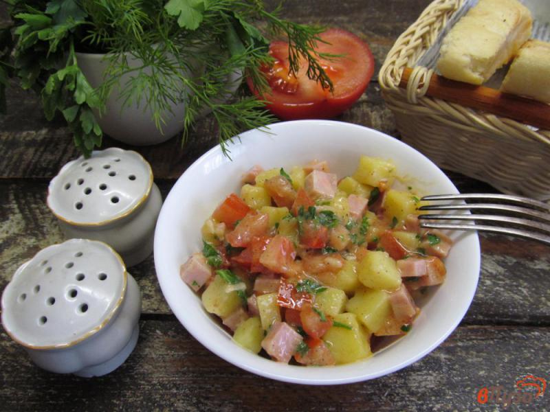 Фото приготовление рецепта: Картофельный салат с ветчиной и помидором шаг №5