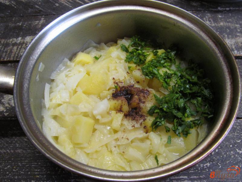Фото приготовление рецепта: Гарнир из картофеля с капустой шаг №5