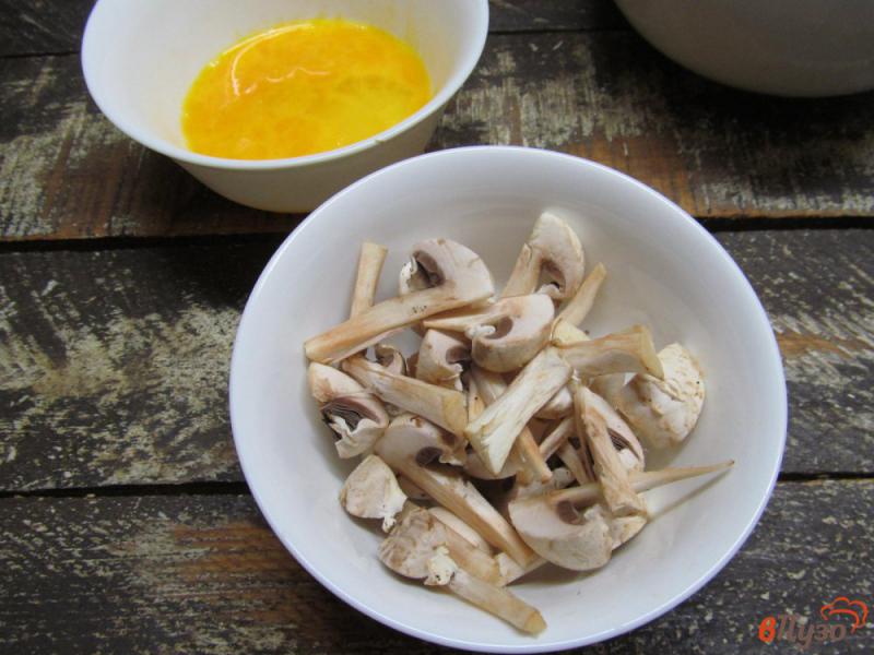 Фото приготовление рецепта: Жареная лапша с грибами и яйцом шаг №5