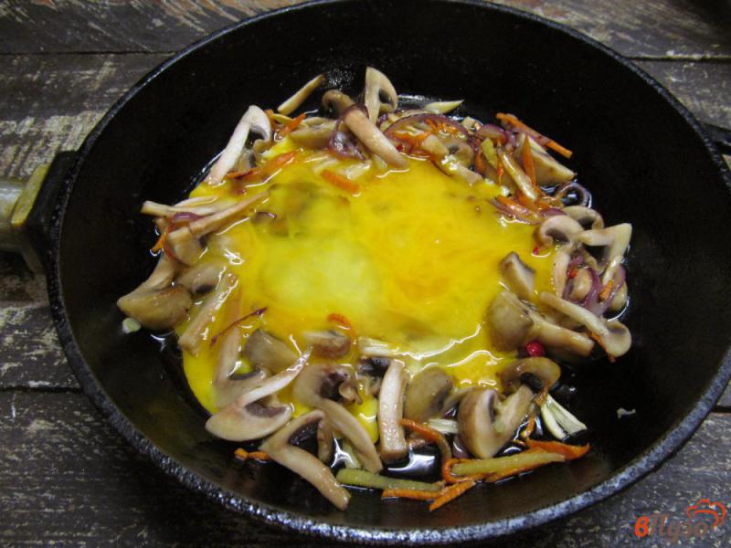 Фото приготовление рецепта: Жареная лапша с грибами и яйцом шаг №8