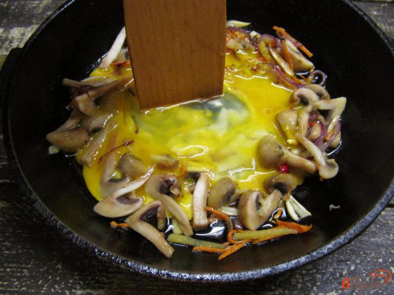 Фото приготовление рецепта: Жареная лапша с грибами и яйцом шаг №9