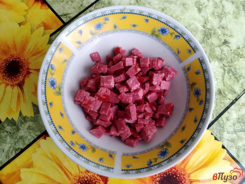 Фото приготовление рецепта: Салат из варено-копчёной колбасы, сыра, огурца, яиц шаг №3