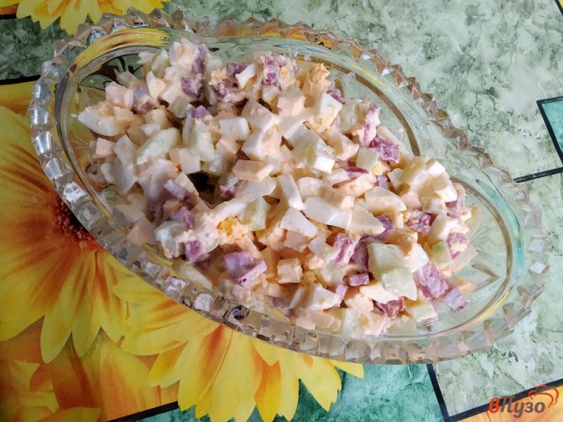 Фото приготовление рецепта: Салат из варено-копчёной колбасы, сыра, огурца, яиц шаг №6