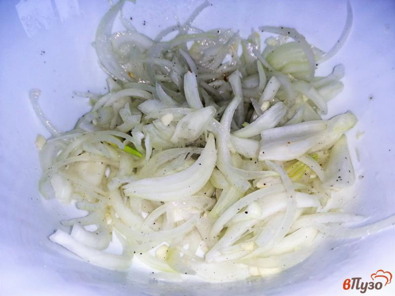 Фото приготовление рецепта: Свекольный салат с сельдью и луком шаг №6