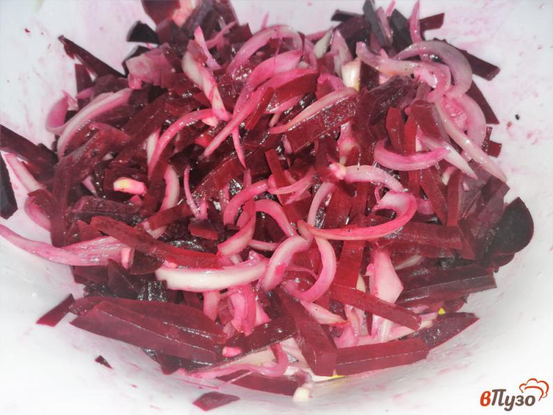 Фото приготовление рецепта: Свекольный салат с сельдью и луком шаг №8