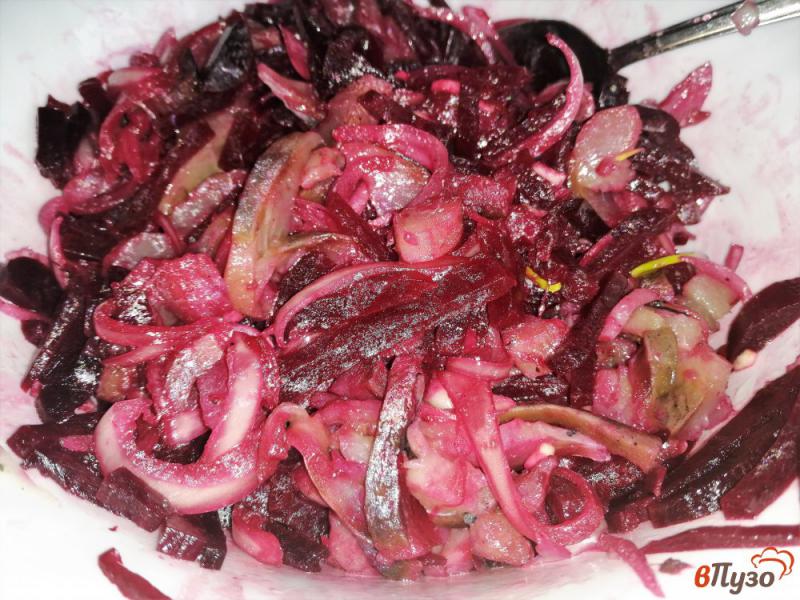 Фото приготовление рецепта: Свекольный салат с сельдью и луком шаг №11