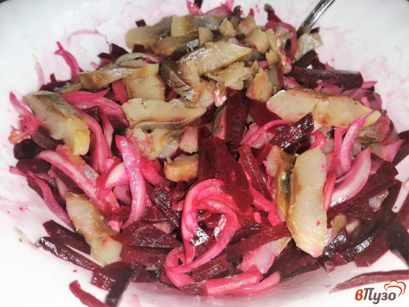 Фото приготовление рецепта: Свекольный салат с сельдью и луком шаг №10
