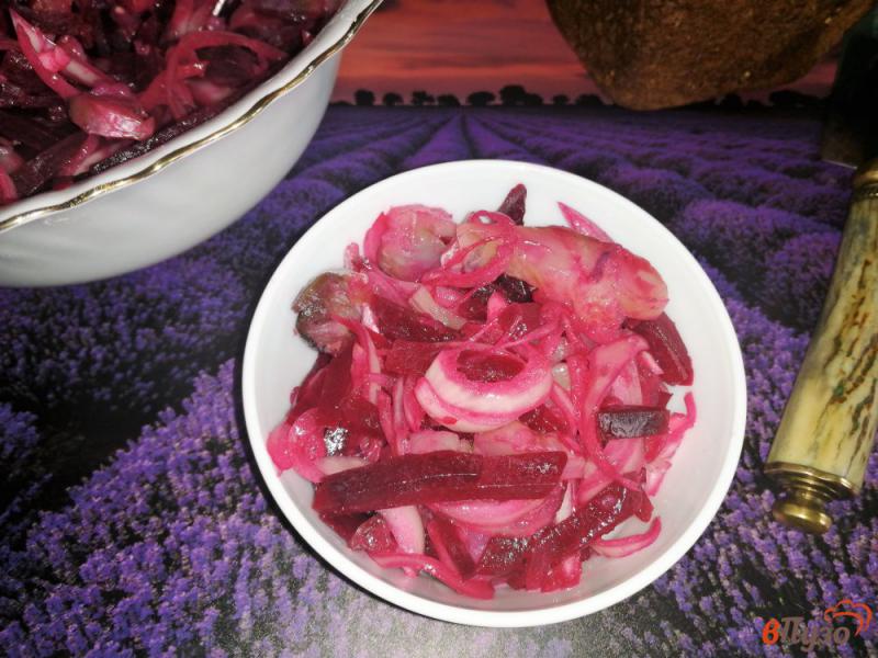 Фото приготовление рецепта: Свекольный салат с сельдью и луком шаг №12