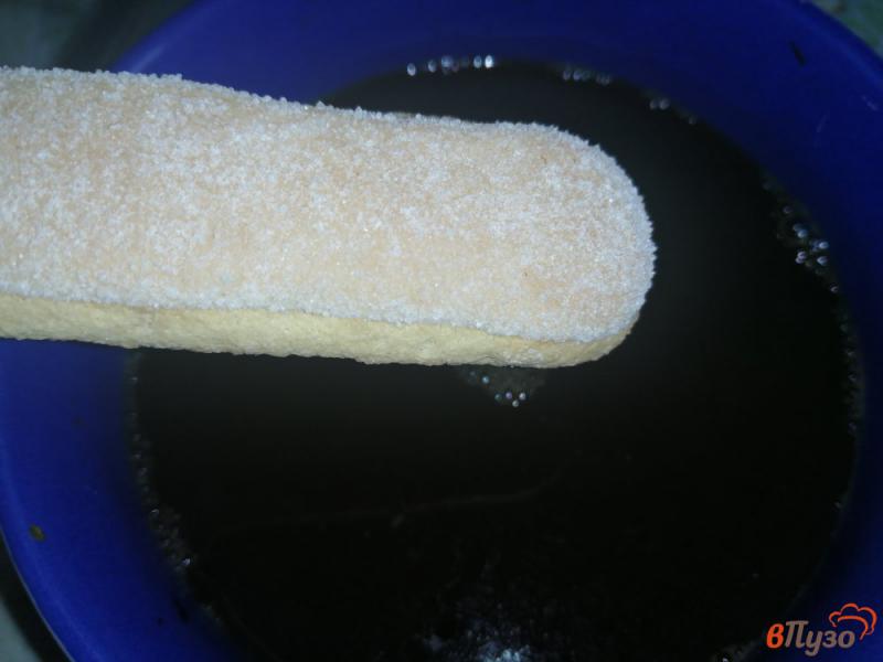 Фото приготовление рецепта: Десерт с малиной и взбитыми сливками шаг №5