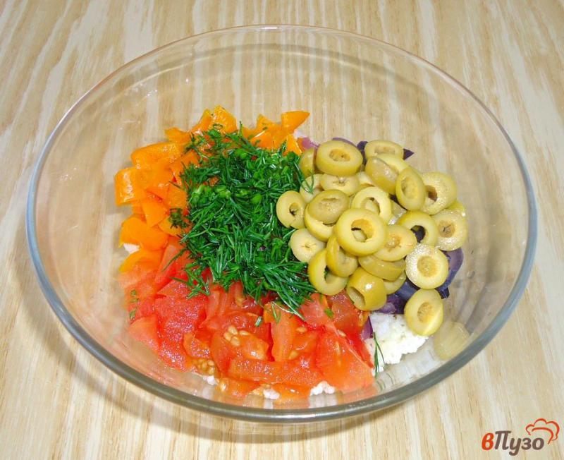 Фото приготовление рецепта: Салат из кус-куса, овощей, крабовых палочек и оливок шаг №5