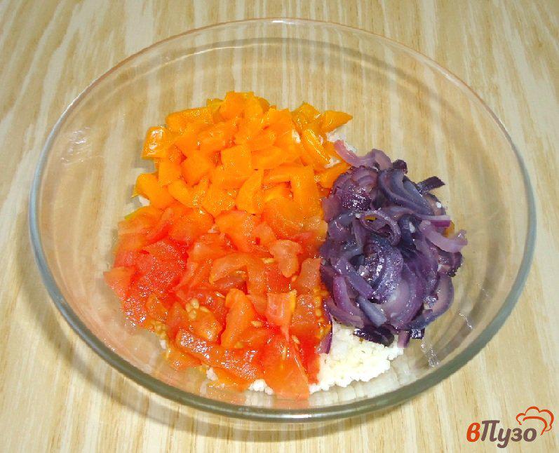 Фото приготовление рецепта: Салат из кус-куса, овощей, крабовых палочек и оливок шаг №4