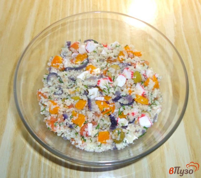 Фото приготовление рецепта: Салат из кус-куса, овощей, крабовых палочек и оливок шаг №6