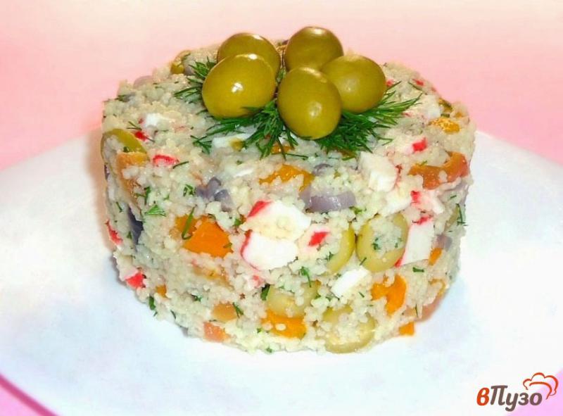 Фото приготовление рецепта: Салат из кус-куса, овощей, крабовых палочек и оливок шаг №7