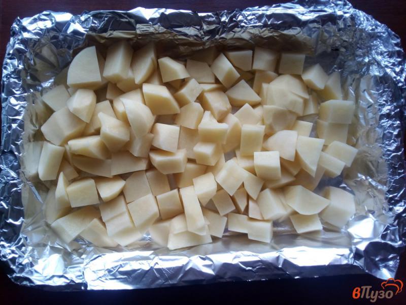 Фото приготовление рецепта: Куриные окорочка с картофелем в духовке шаг №2