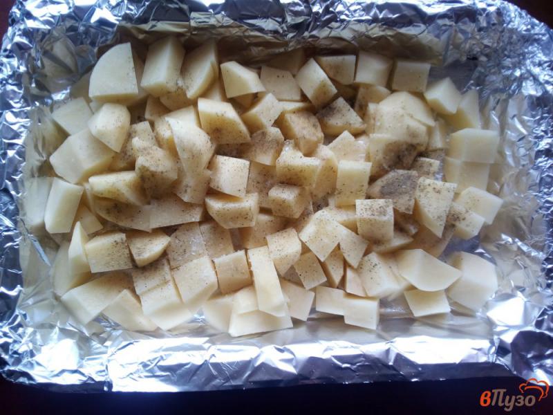 Фото приготовление рецепта: Куриные окорочка с картофелем в духовке шаг №3